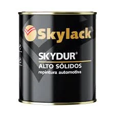 Kit de Barniz de Poliuretano Altos Sólidos Clear Skylack con catalizador para repintado automotriz profesional. Fondo blanco.